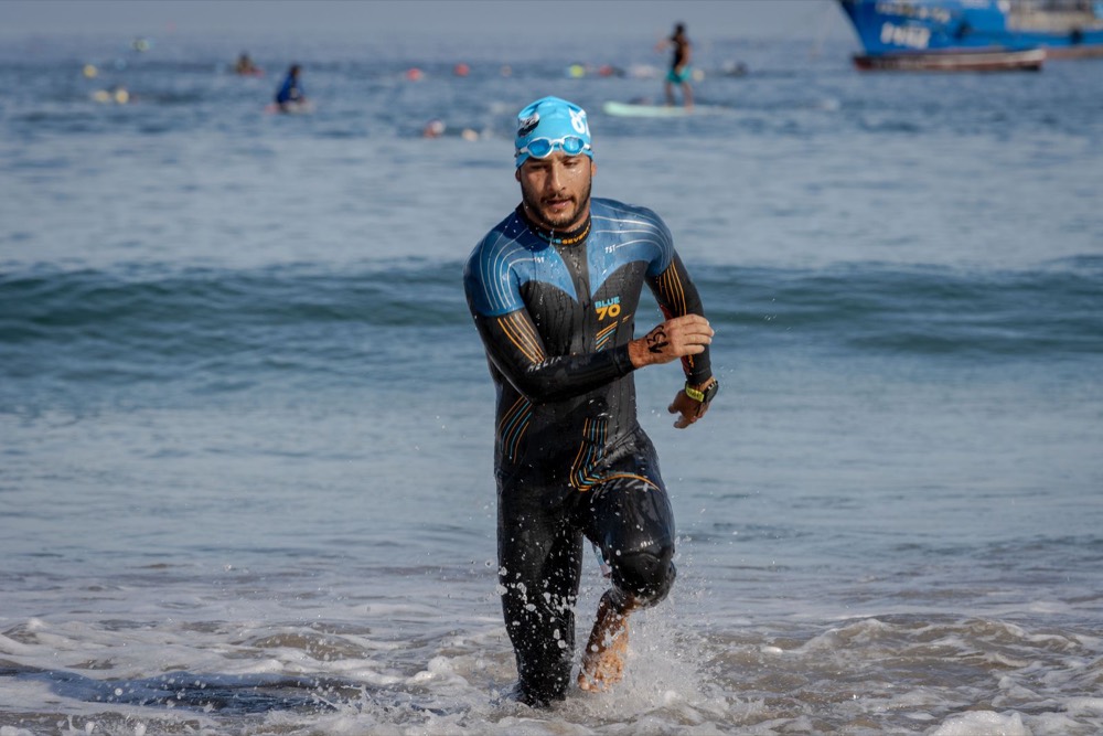 Triatleta con neoprene saliendo del agua